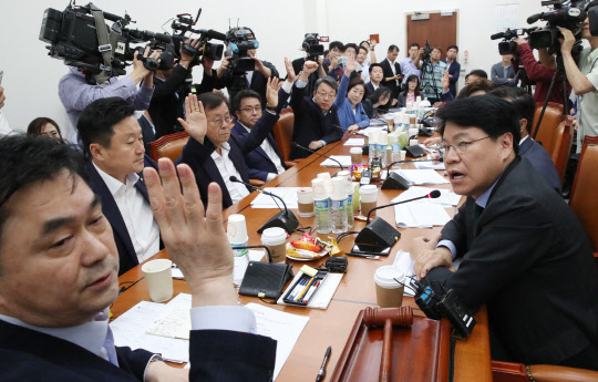 정개특위 1소위, 선거법 개정안 의결      (서울=연합뉴스) 이진욱 기자 = 26일 국회에서 열린 정치개혁특별위원회 1소위원회에서 김종민 위원장(왼쪽) 등 참석자들이 연동형 비례대표제를 골자로 한 선거법 개정안 등 4건을 전체회의로 이관을 위한 투표를 하고 있다. 표결 결과 재석의원 11명 중 7명이 찬성해 전체회의 이관이 결정됐다. 2019.8.26      cityboy@yna.co.kr  (끝)